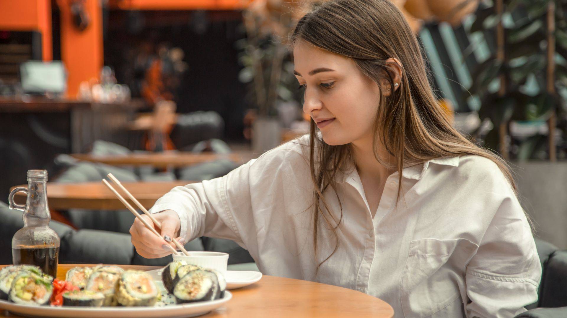 Pokud jíte sushi takto, děláte to špatně: to by Japonec nikdy neudělal.