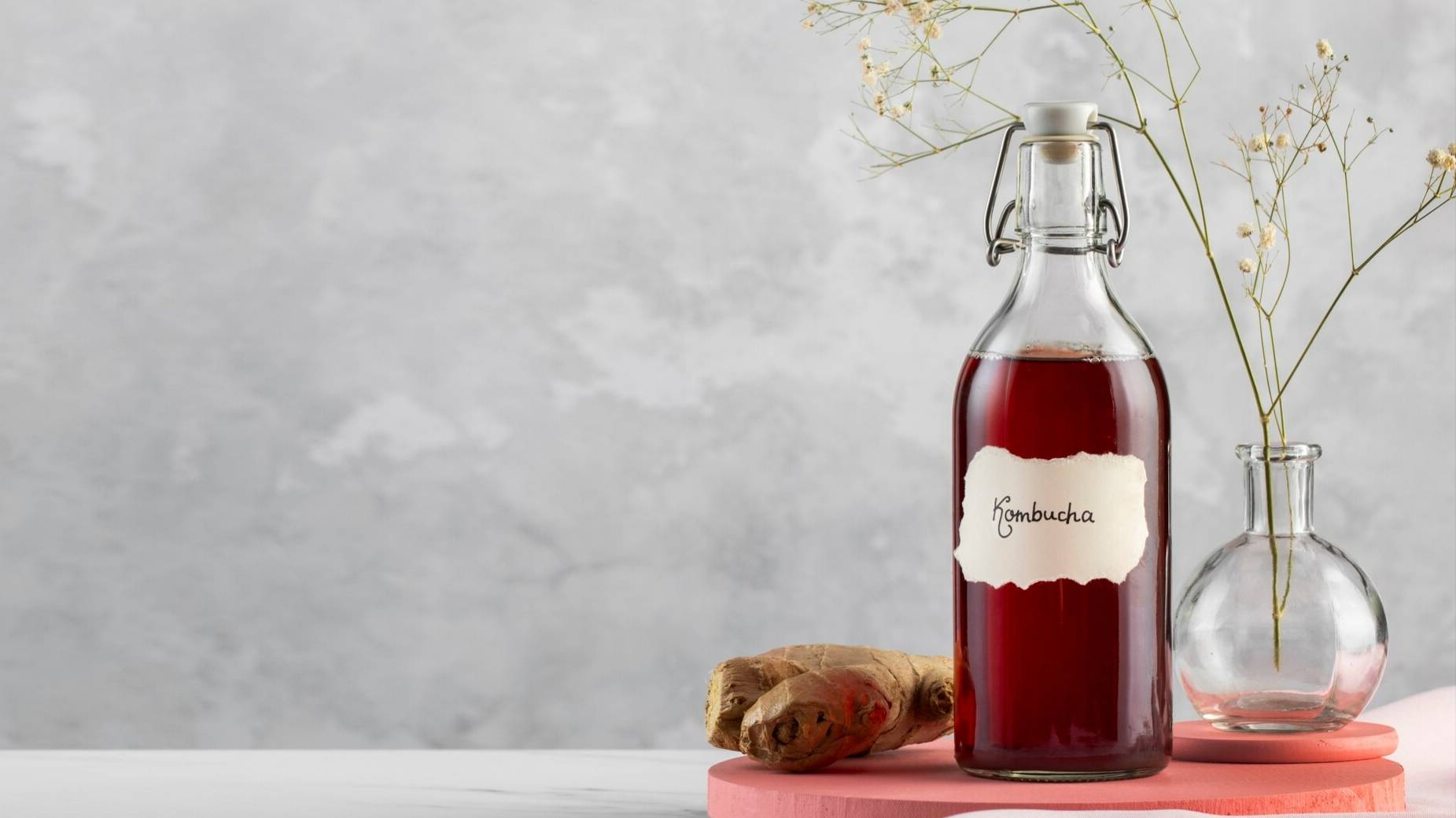 Kombucha: vše, co potřebujete vědět o fermentovaném nápoji současnosti