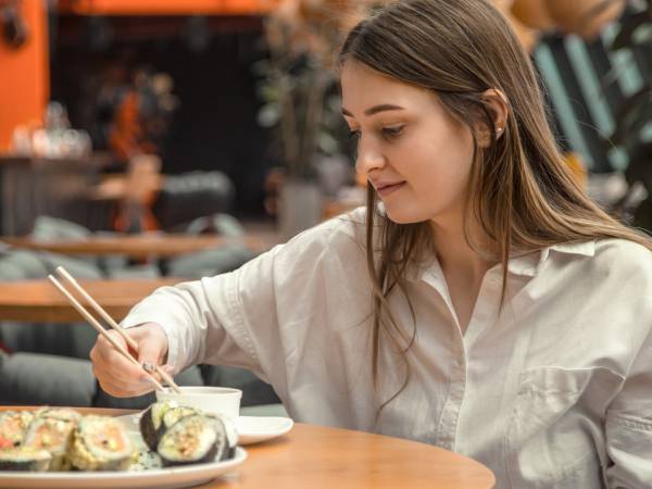 Pokud jíte sushi takto, děláte to špatně: to by Japonec nikdy neudělal.