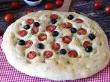 Recept Vysoká a nadýchaná focaccia s cherry rajčátky, olivami a oreganem