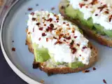 Recept Toast s avokádem a tvarohem s kořeněným medem