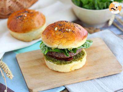 Recept Burger v italském stylu: omáčka pesto, sušená rajčata, mozzarella