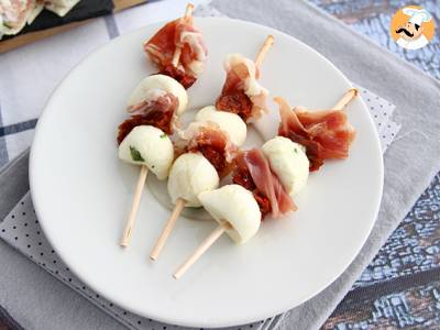 Recept Aperitivní kebab z mozzarelly, sušené šunky a sušených rajčat