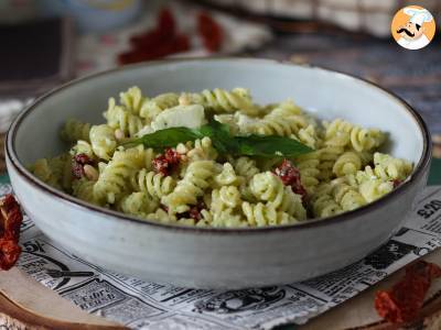 Recept Studené těstoviny s cuketovým pestem, buvolí mozzarellou a sušenými rajčaty