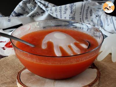 Recept Halloweenský koktejl s kostkou ledu ve tvaru ruky - snadný návod!