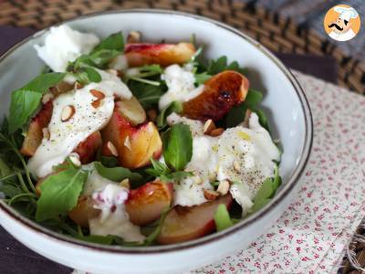 Recept Sladký a slaný salát s pečenými broskvemi, rukolou a burratou (sladké letní chutě)