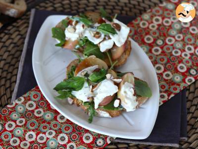 Recept Rukola, pečené broskve a burrata na toastu: dokonalá sladko-slaná kombinace!