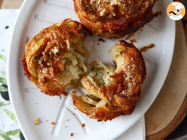 Cruffiny, kombinace croissantu a muffinu, v tomto případě osolené s parmazánem a mozzarellou. - Příprava krok 8