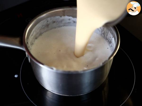 Cruffins, kombinace croissantu a muffinu s krémem a čokoládou. - Příprava krok 3