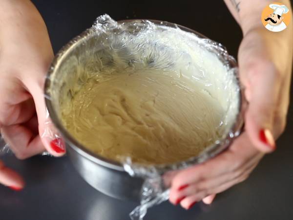 Cruffins, kombinace croissantu a muffinu s krémem a čokoládou. - Příprava krok 5