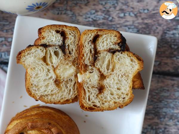 Cruffins, kombinace croissantu a muffinu s krémem a čokoládou. - Příprava krok 15