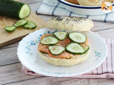 Bagel s lososem, okurkou a sýrem fromage frais - foto 3