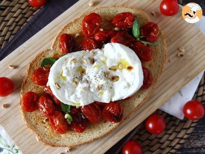 Bruschetta s pečenými rajčaty a burratou