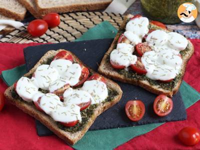 Bruschetta s pestem, cherry rajčátky a sýrem mozzarella