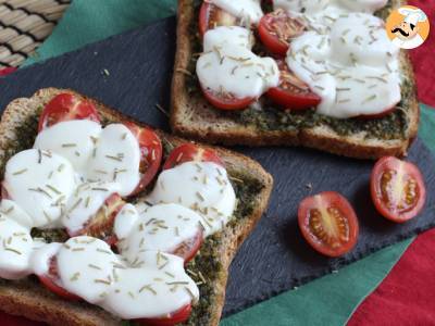 Bruschetta s pestem, cherry rajčátky a sýrem mozzarella - foto 2