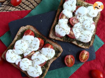 Bruschetta s pestem, cherry rajčátky a sýrem mozzarella - foto 3