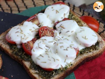 Bruschetta s pestem, cherry rajčátky a sýrem mozzarella - foto 4