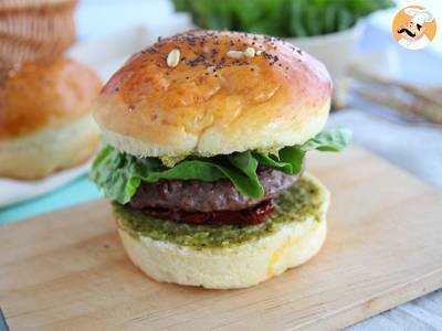 Burger v italském stylu: omáčka pesto, sušená rajčata, mozzarella - foto 3