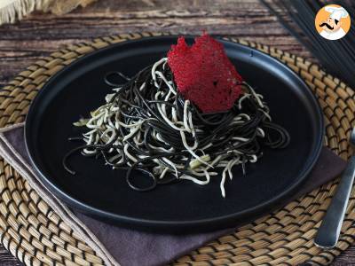 Černé špagety s česnekem a gulami. Pasta al nero di seppia