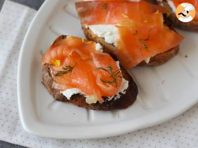 Čerstvý kozí sýr a uzený losos na toastu - foto 3