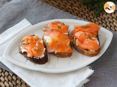 Čerstvý kozí sýr a uzený losos na toastu - foto 4