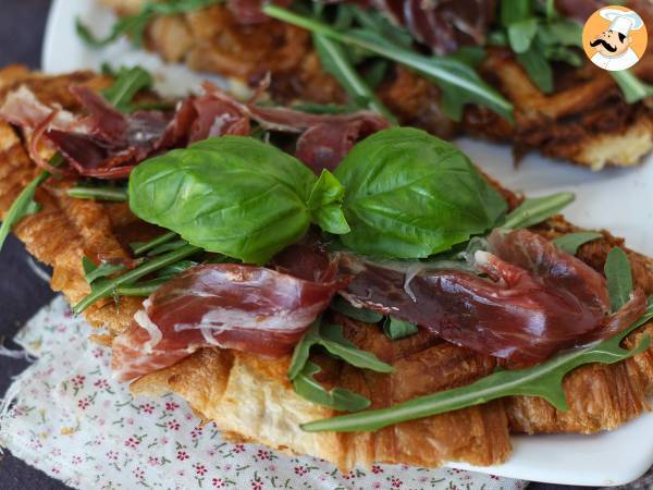 Croffle, vaflový croissant s fíkovou marmeládou, kozím sýrem a iberskou sušenou šunkou.