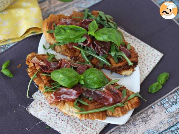 Croffle, vaflový croissant s fíkovou marmeládou, kozím sýrem a iberskou sušenou šunkou. - foto 3