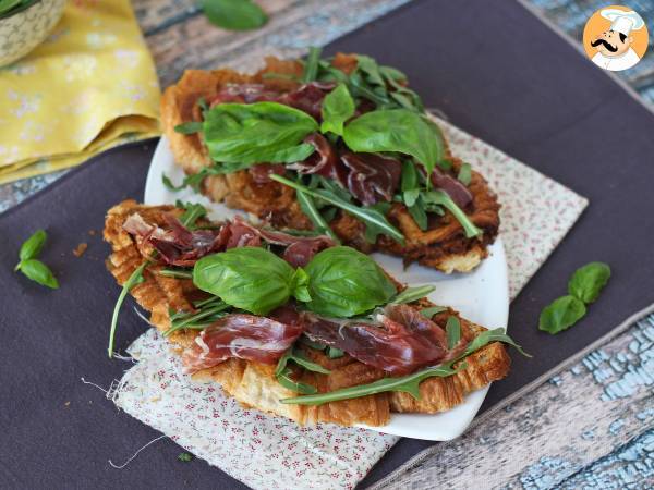 Croffle, vaflový croissant s fíkovou marmeládou, kozím sýrem a iberskou sušenou šunkou. - foto 4