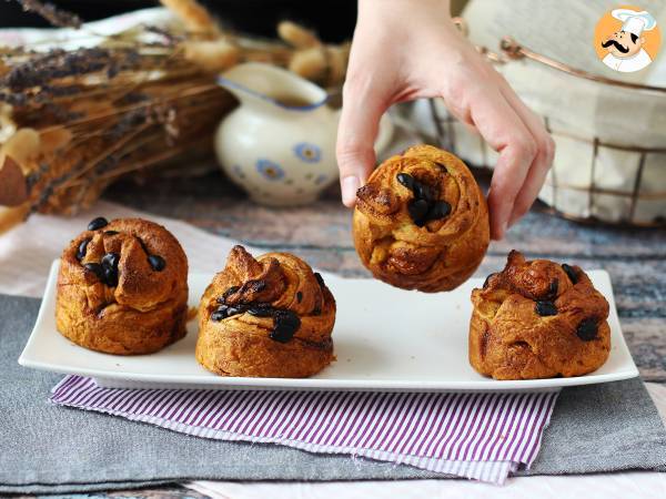 Cruffins, kombinace croissantu a muffinu s krémem a čokoládou.