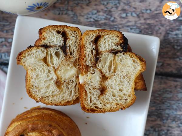 Cruffins, kombinace croissantu a muffinu s krémem a čokoládou. - foto 2