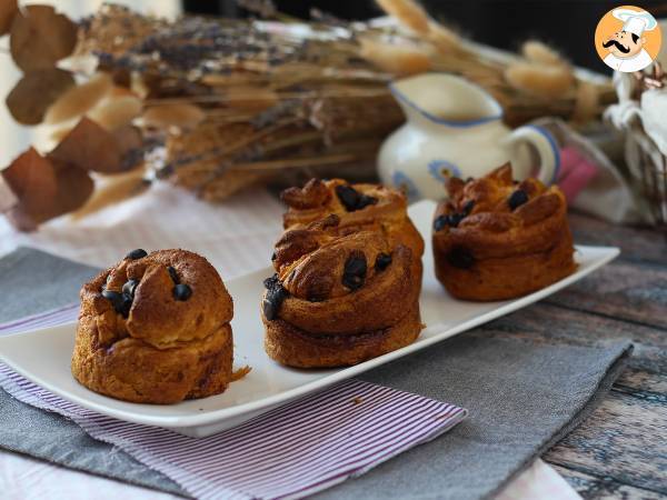 Cruffins, kombinace croissantu a muffinu s krémem a čokoládou. - foto 3