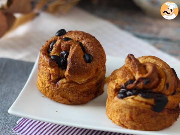 Cruffins, kombinace croissantu a muffinu s krémem a čokoládou. - foto 4