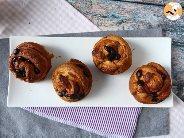 Cruffins, kombinace croissantu a muffinu s krémem a čokoládou. - foto 5