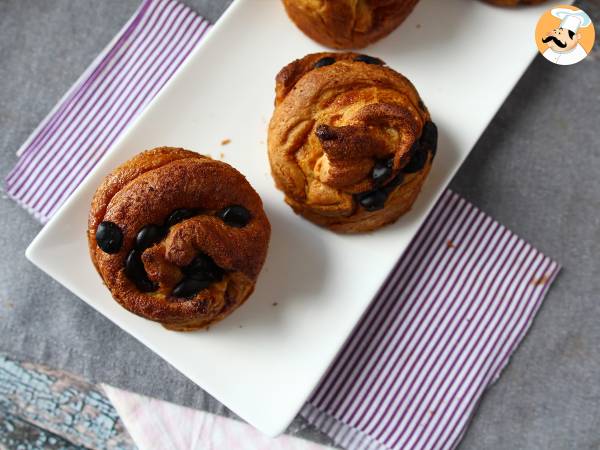 Cruffins, kombinace croissantu a muffinu s krémem a čokoládou. - foto 7