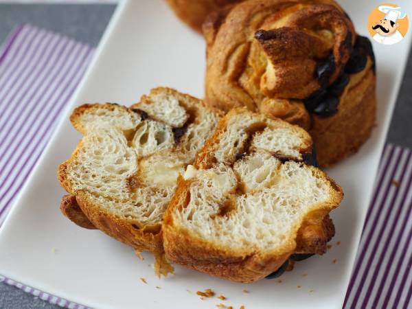 Cruffins, kombinace croissantu a muffinu s krémem a čokoládou. - foto 8