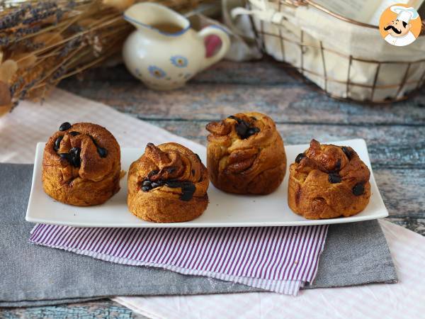 Cruffins, kombinace croissantu a muffinu s krémem a čokoládou. - foto 9