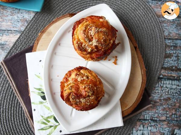 Cruffiny, kombinace croissantu a muffinu, v tomto případě osolené s parmazánem a mozzarellou. - foto 2