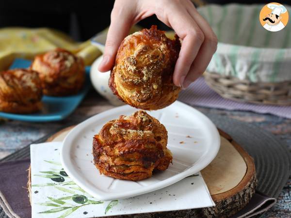 Cruffiny, kombinace croissantu a muffinu, v tomto případě osolené s parmazánem a mozzarellou. - foto 3