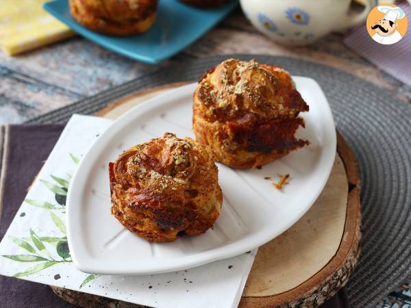 Cruffiny, kombinace croissantu a muffinu, v tomto případě osolené s parmazánem a mozzarellou. - foto 4