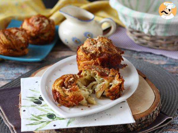 Cruffiny, kombinace croissantu a muffinu, v tomto případě osolené s parmazánem a mozzarellou. - foto 5