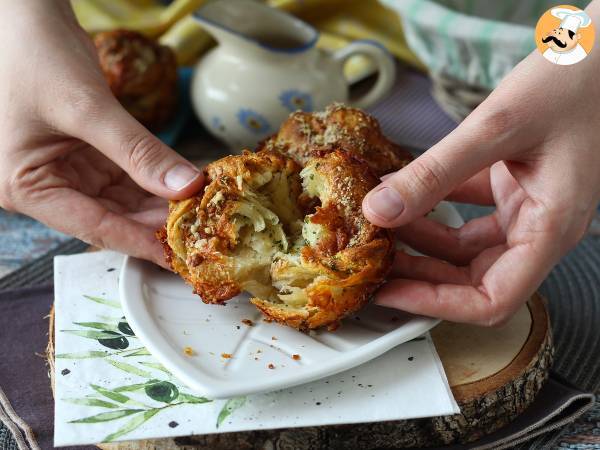 Cruffiny, kombinace croissantu a muffinu, v tomto případě osolené s parmazánem a mozzarellou. - foto 6