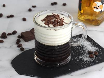 Irish Coffee (káva s whisky a šlehačkou)