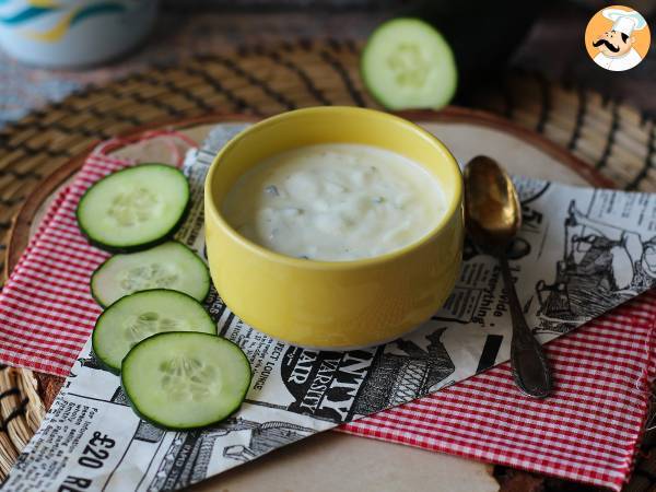 Řecký jogurt, okurka a cibulová omáčka