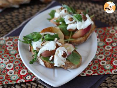 Rukola, pečené broskve a burrata na toastu: dokonalá sladko-slaná kombinace! - foto 2