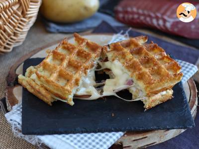 Sendvič s bramborovými vaflemi a raclette, dokonalé komfortní jídlo