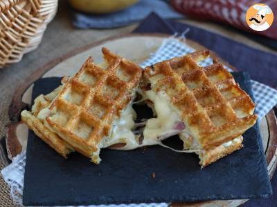 Sendvič s bramborovými vaflemi a raclette, dokonalé komfortní jídlo - foto 4