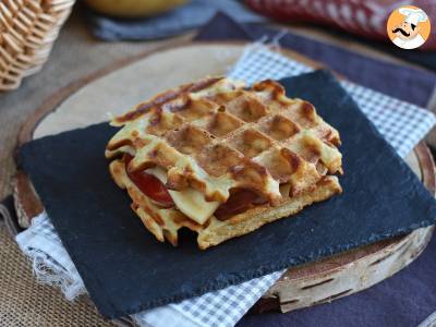 Sendvič s bramborovými vaflemi a raclette, dokonalé komfortní jídlo - foto 5