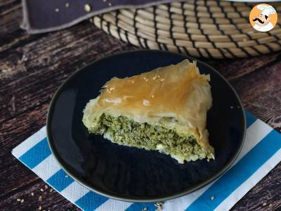 Spanakopita, velmi jednoduchý řecký koláč se špenátem a sýrem feta.