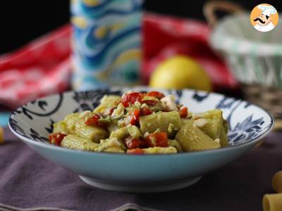 Studené těstoviny s avokádovým krémem, mandlemi a cherry rajčátky: vegetariánské a velmi chutné!