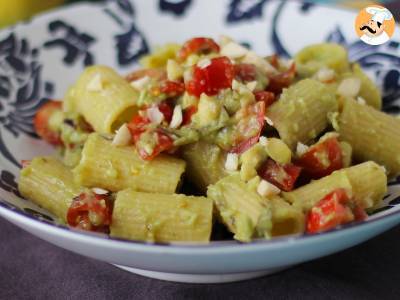 Studené těstoviny s avokádovým krémem, mandlemi a cherry rajčátky: vegetariánské a velmi chutné! - foto 4